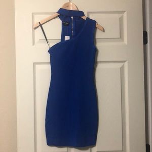 Short dress, one shoulder, chocker around neck